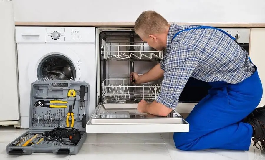 Şereflikoçhisar Whirlpool servisi teknisyen ekibi beyaz eşya tamiri yaparken